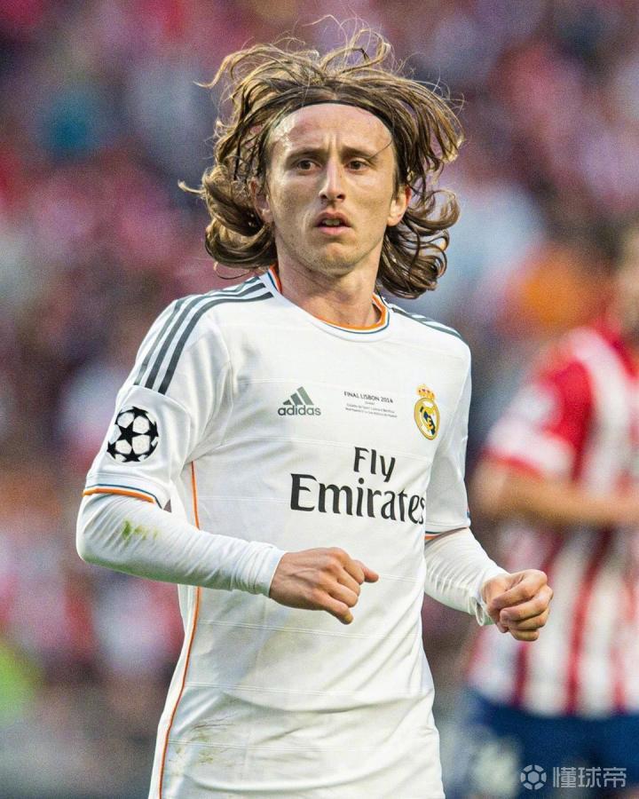 亚泰为客场全勤球迷颁发纪念证书，谭龙、徐浩峰等人参与颁奖