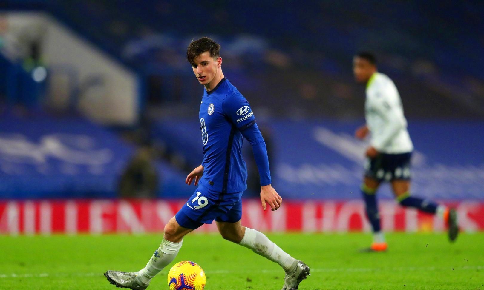 球星突破防线送出助攻