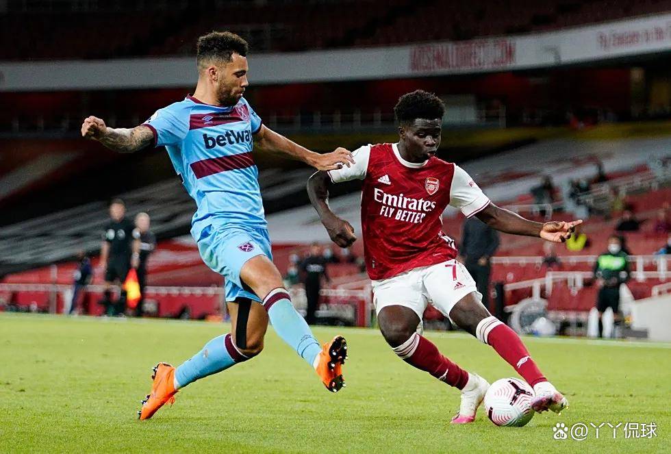 这脚任意球让门将都愣住了